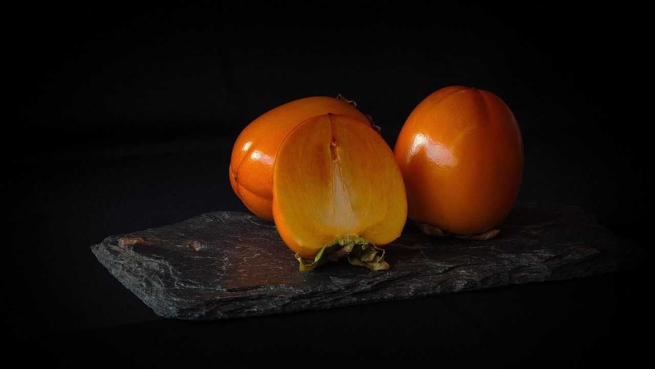 Hvorfor blir munnen tørr når man spiser kaki