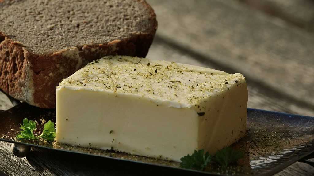 Smør er en kilde til mettet fett.