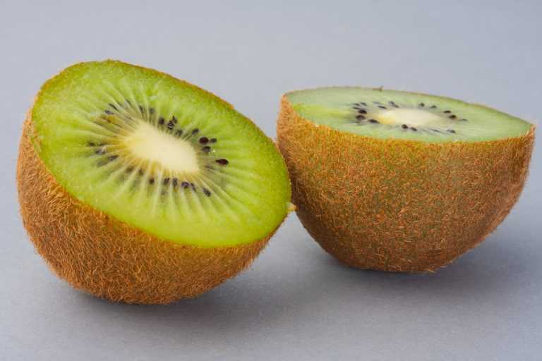 Å spise frukt hjelper med å redusere oppblåsthet etter et rikelig måltid